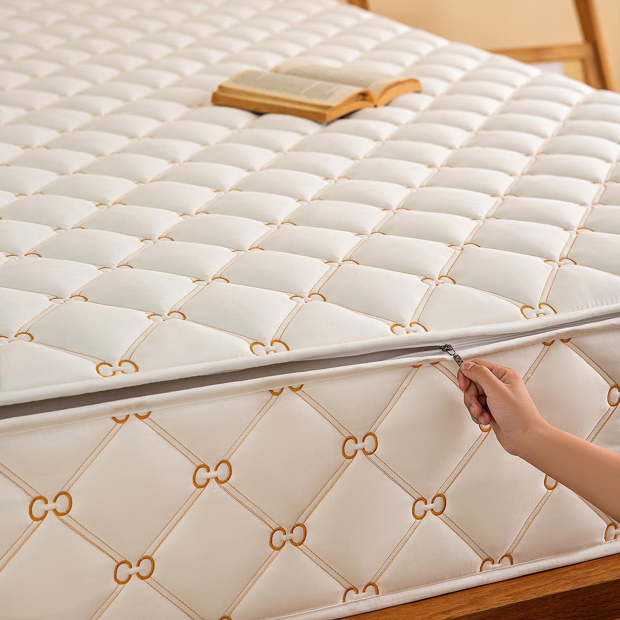 91家纺网 家纺一手货源 找家纺 云木里 2026新款绣花磨毛水洗棉六面全包床笠床垫保护套拉链床笠 床笠单件 刺绣款-白色-五面夹棉