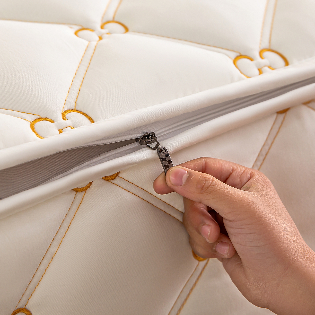 91家纺网 家纺一手货源 找家纺 云木里 2026新款绣花磨毛水洗棉六面全包床笠床垫保护套拉链床笠 床笠单件 刺绣款-白色-五面夹棉