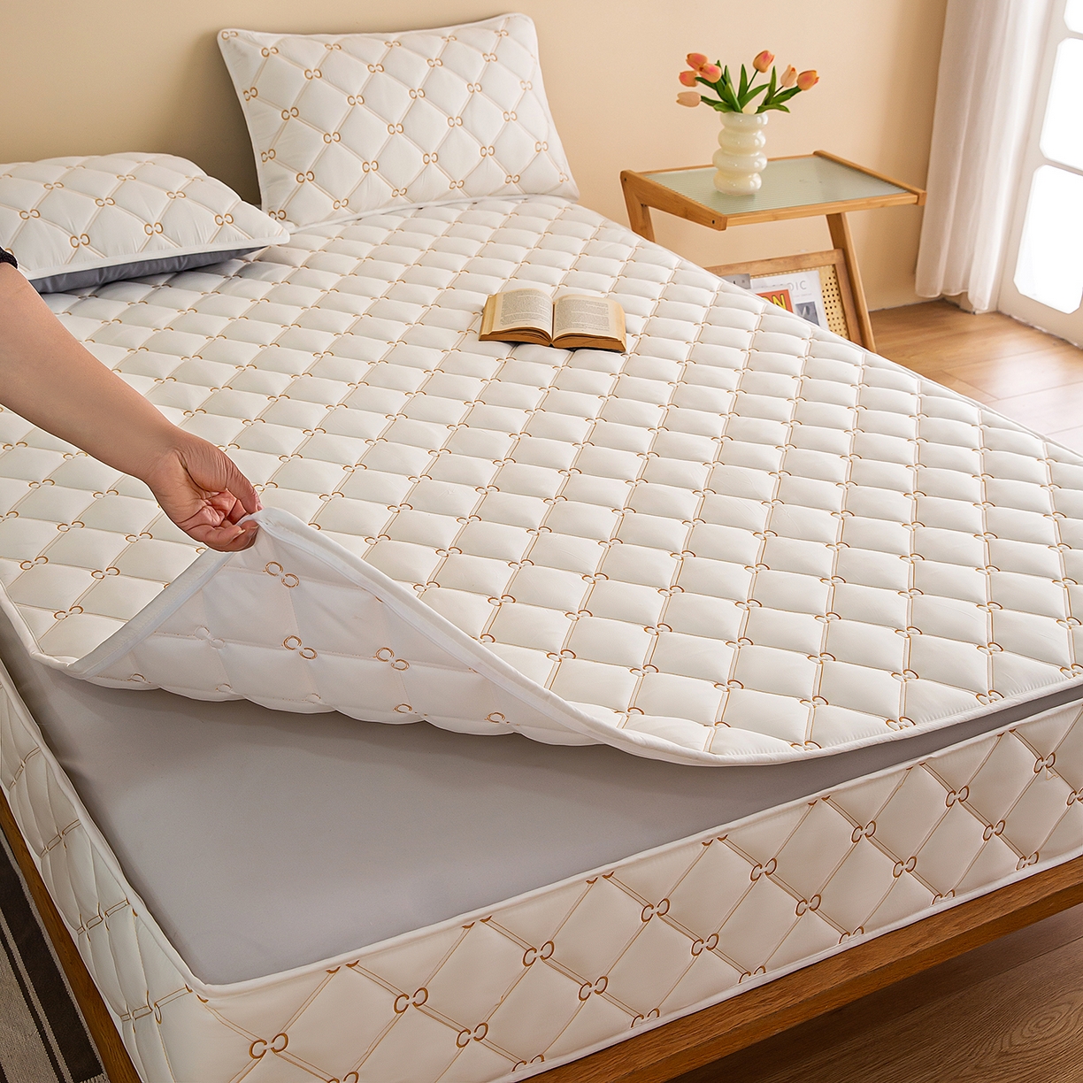 91家纺网 家纺一手货源 找家纺 云木里 2026新款绣花磨毛水洗棉六面全包床笠床垫保护套拉链床笠 床笠单件 刺绣款-白色-五面夹棉