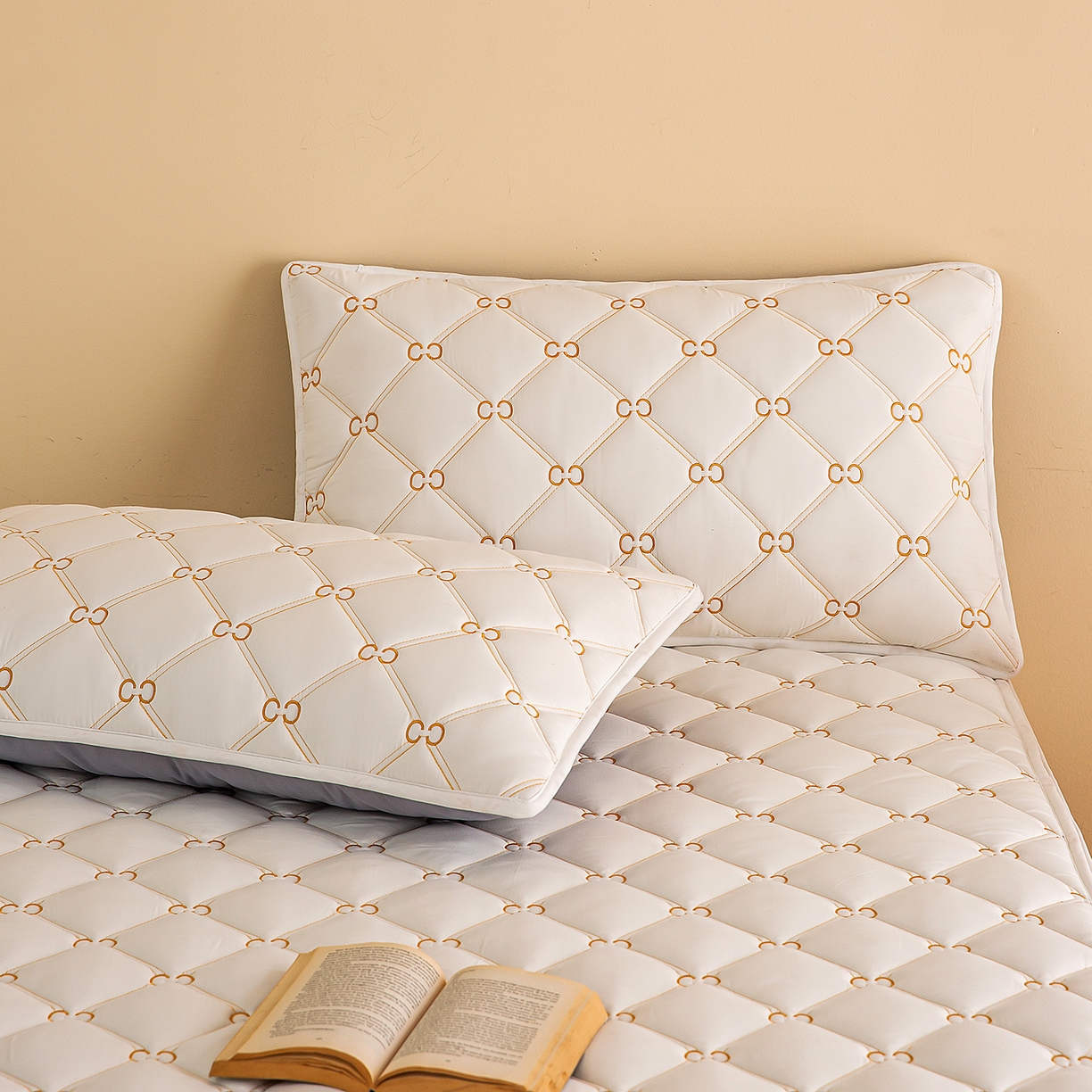 91家纺网 家纺一手货源 找家纺 云木里 2026新款绣花磨毛水洗棉六面全包床笠床垫保护套拉链床笠 床笠单件 刺绣款-白色-五面夹棉