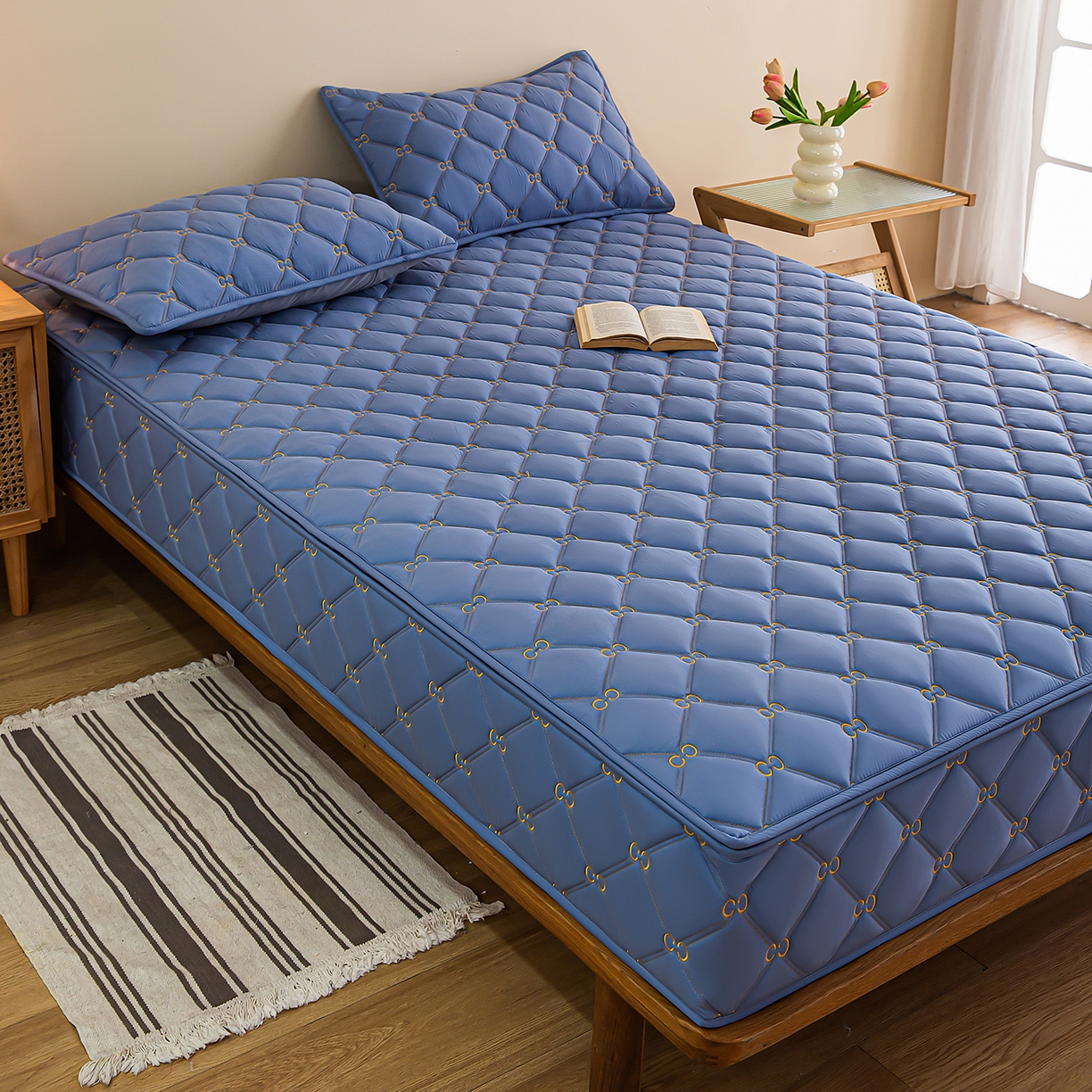 91家纺网 家纺一手货源 找家纺 云木里 2026新款绣花磨毛水洗棉六面全包床笠床垫保护套拉链床笠 床笠单件 刺绣款-牛仔蓝-五面夹棉