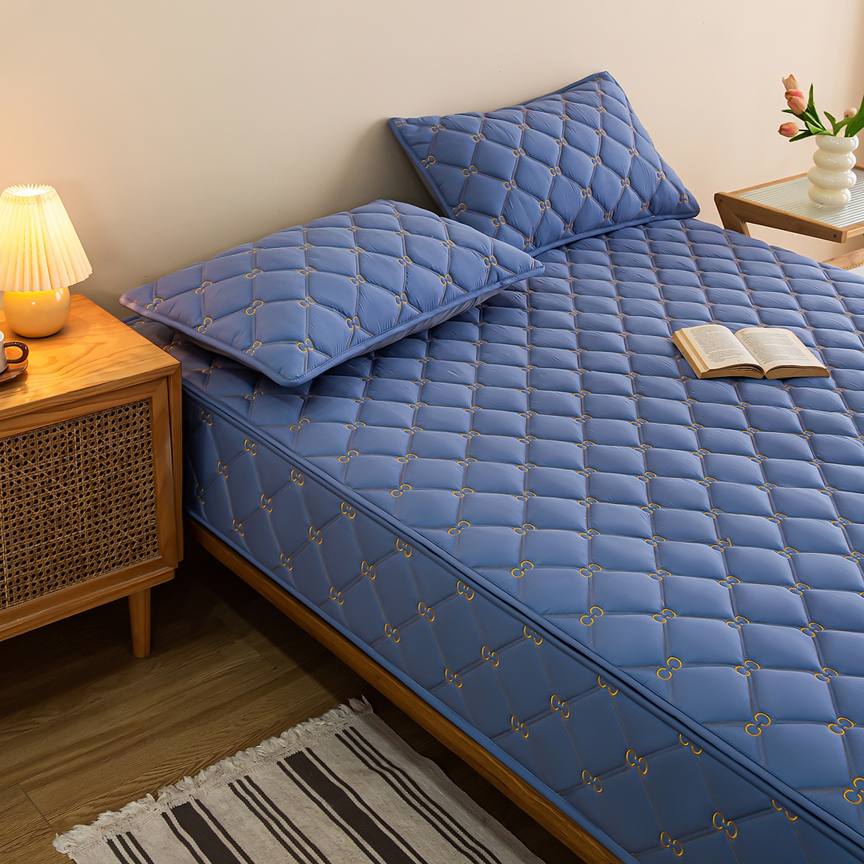 91家纺网 家纺一手货源 找家纺 云木里 2026新款绣花磨毛水洗棉六面全包床笠床垫保护套拉链床笠 床笠单件 刺绣款-牛仔蓝-五面夹棉