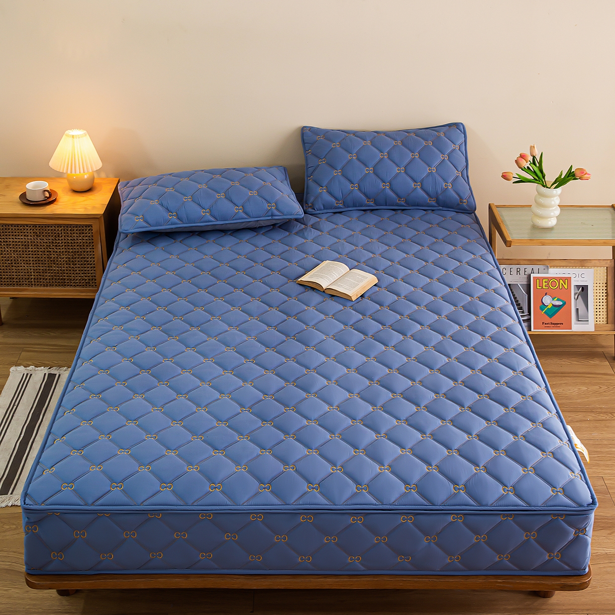 91家纺网 家纺一手货源 找家纺 云木里 2026新款绣花磨毛水洗棉六面全包床笠床垫保护套拉链床笠 床笠单件 刺绣款-牛仔蓝-五面夹棉