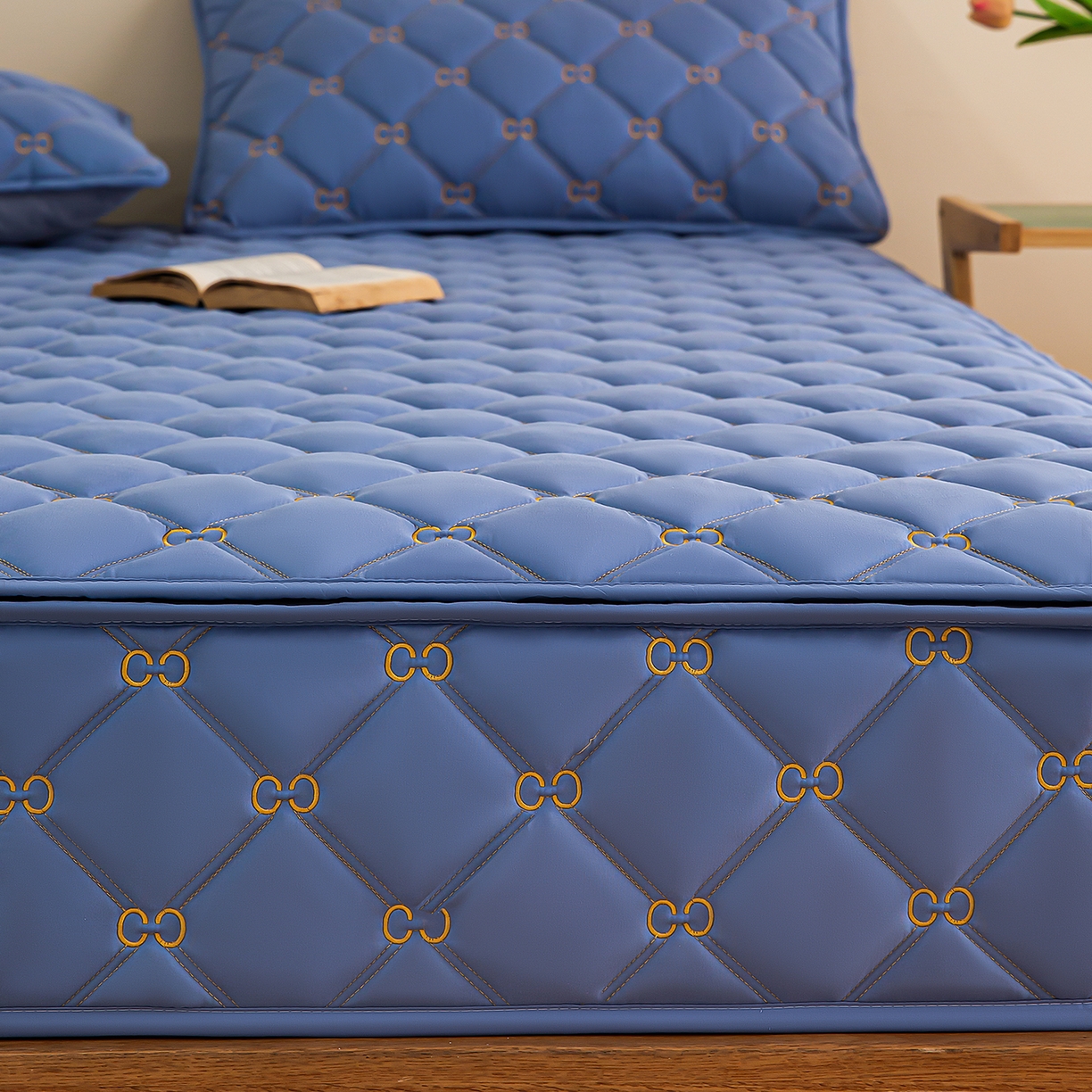 91家纺网 家纺一手货源 找家纺 云木里 2026新款绣花磨毛水洗棉六面全包床笠床垫保护套拉链床笠 床笠单件 刺绣款-牛仔蓝-五面夹棉