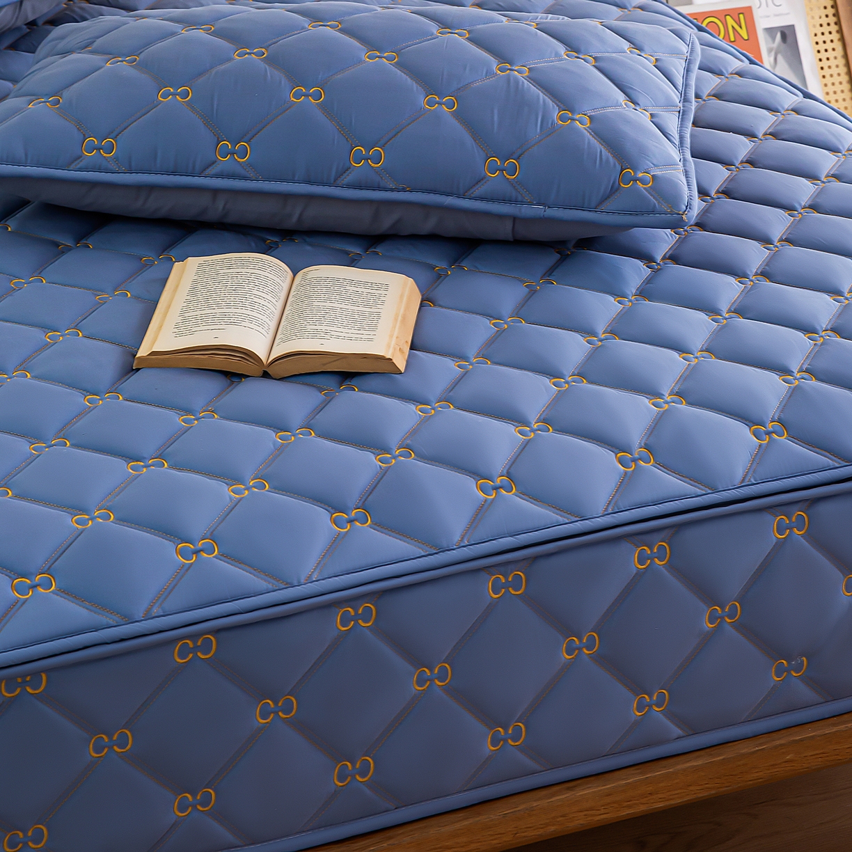 91家纺网 家纺一手货源 找家纺 云木里 2026新款绣花磨毛水洗棉六面全包床笠床垫保护套拉链床笠 床笠单件 刺绣款-牛仔蓝-五面夹棉