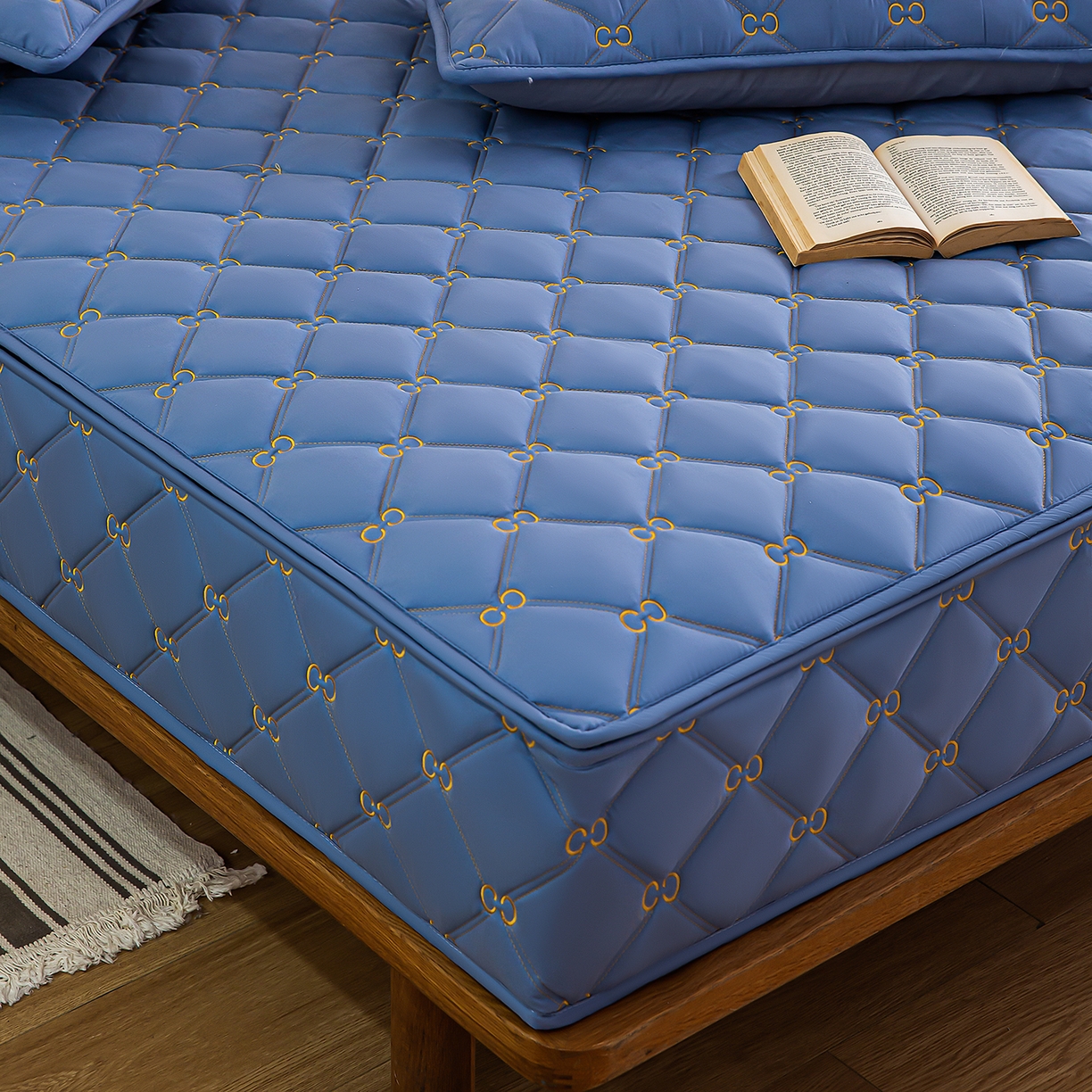 91家纺网 家纺一手货源 找家纺 云木里 2026新款绣花磨毛水洗棉六面全包床笠床垫保护套拉链床笠 床笠单件 刺绣款-牛仔蓝-五面夹棉