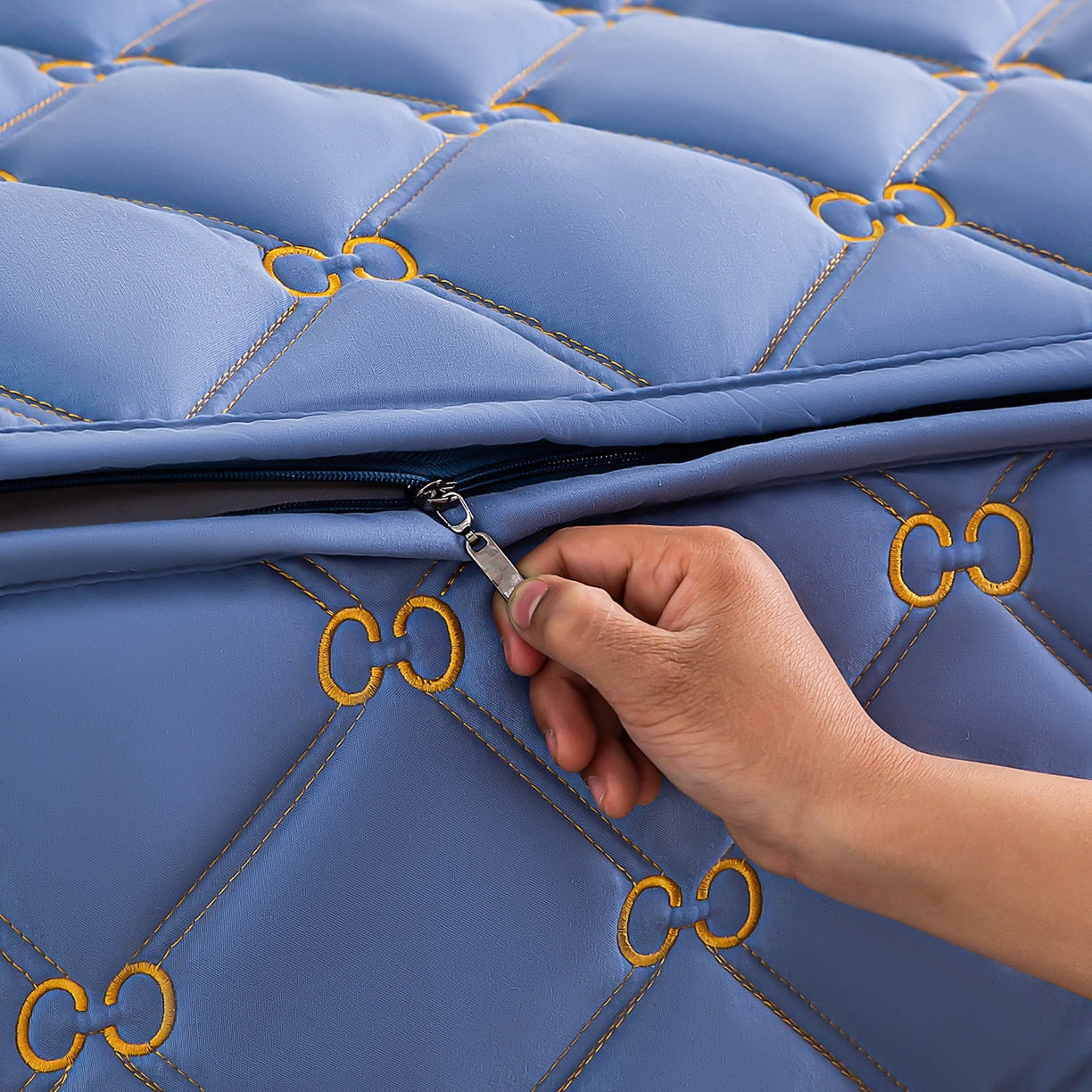 91家纺网 家纺一手货源 找家纺 云木里 2026新款绣花磨毛水洗棉六面全包床笠床垫保护套拉链床笠 床笠单件 刺绣款-牛仔蓝-五面夹棉