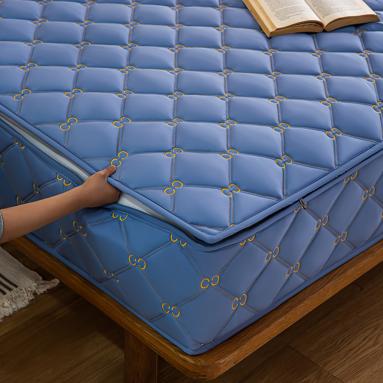 91家纺网 家纺一手货源 找家纺 云木里 2026新款绣花磨毛水洗棉六面全包床笠床垫保护套拉链床笠 床笠单件 刺绣款-牛仔蓝-五面夹棉