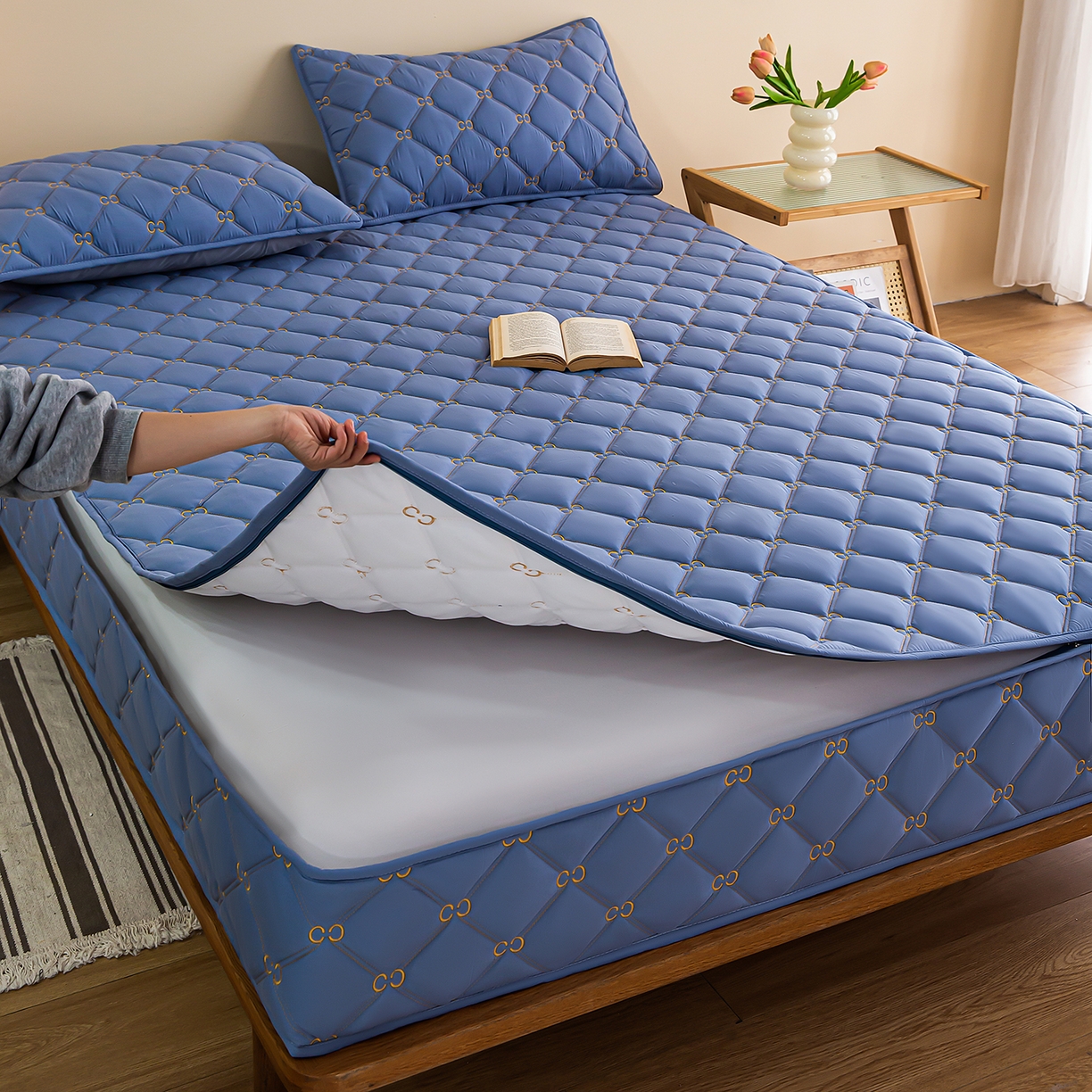 91家纺网 家纺一手货源 找家纺 云木里 2026新款绣花磨毛水洗棉六面全包床笠床垫保护套拉链床笠 床笠单件 刺绣款-牛仔蓝-五面夹棉