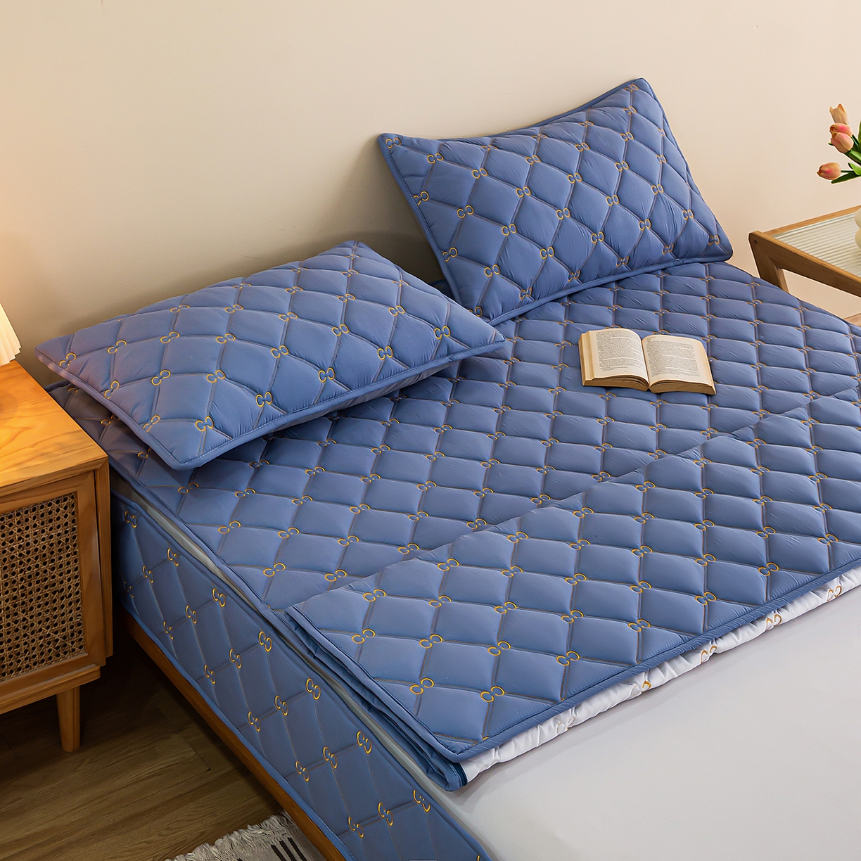 91家纺网 家纺一手货源 找家纺 云木里 2026新款绣花磨毛水洗棉六面全包床笠床垫保护套拉链床笠 床笠单件 刺绣款-牛仔蓝-五面夹棉