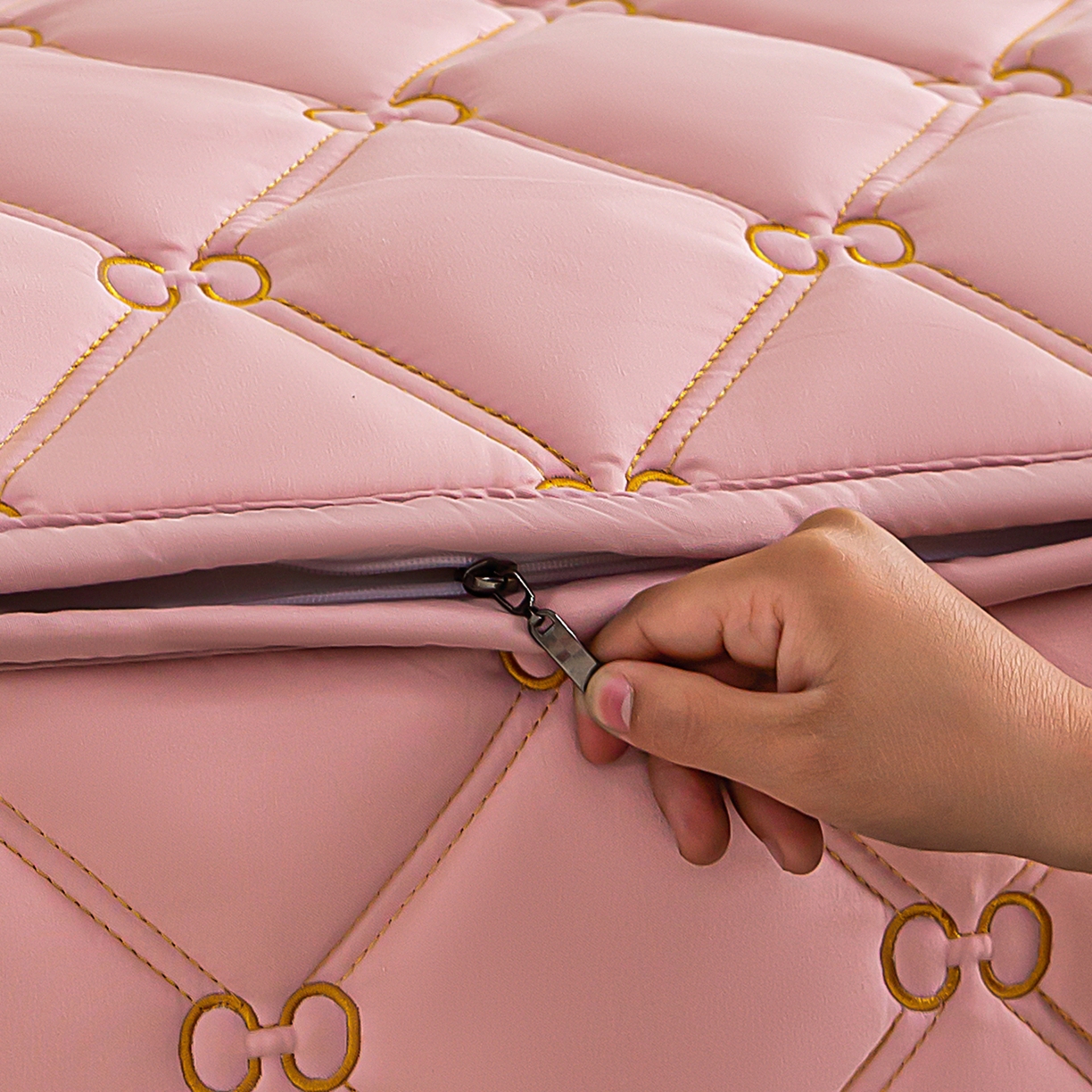 91家纺网 家纺一手货源 找家纺 云木里 2026新款绣花磨毛水洗棉六面全包床笠床垫保护套拉链床笠 床笠单件 刺绣款-浅豆沙-五面夹棉