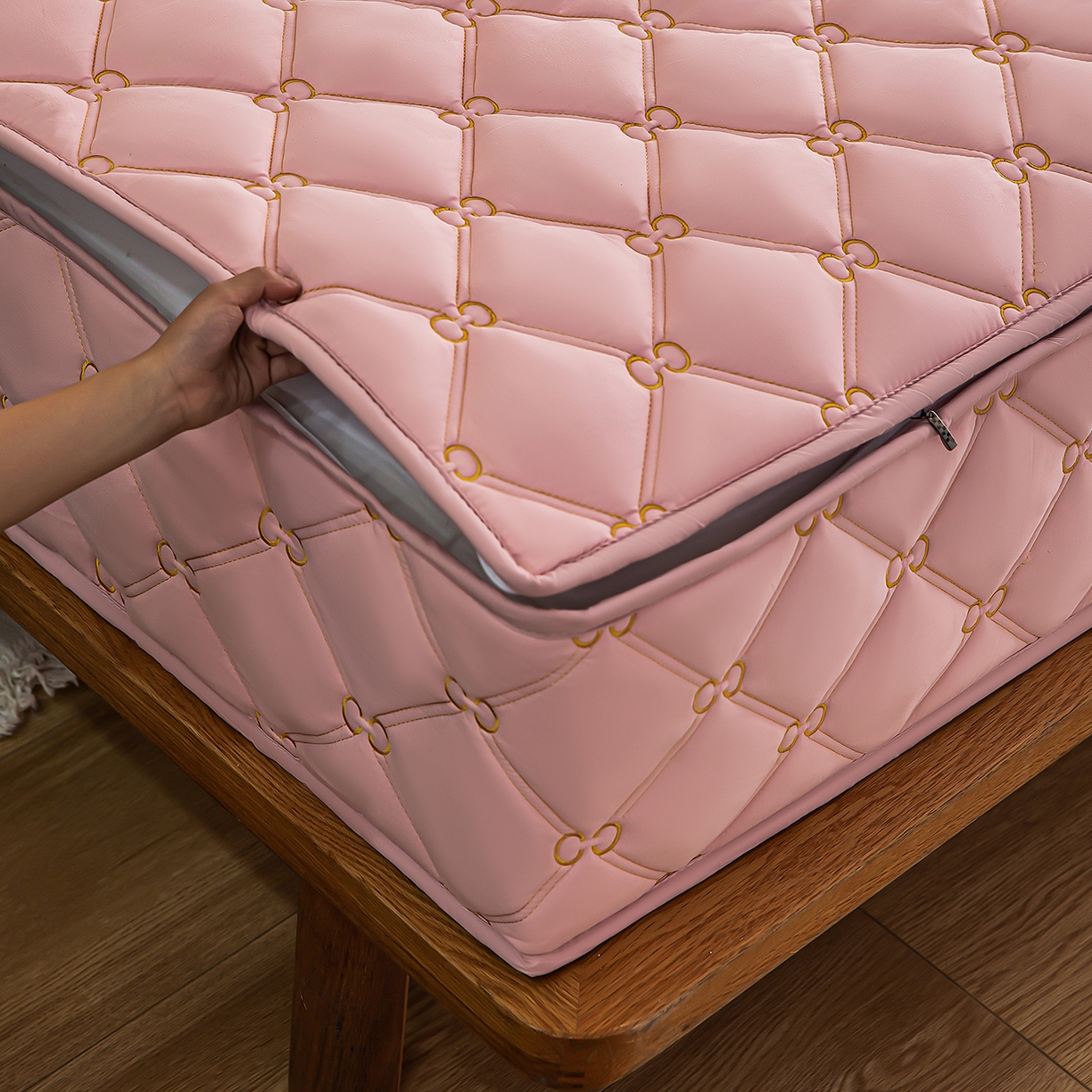 91家纺网 家纺一手货源 找家纺 云木里 2026新款绣花磨毛水洗棉六面全包床笠床垫保护套拉链床笠 床笠单件 刺绣款-浅豆沙-五面夹棉