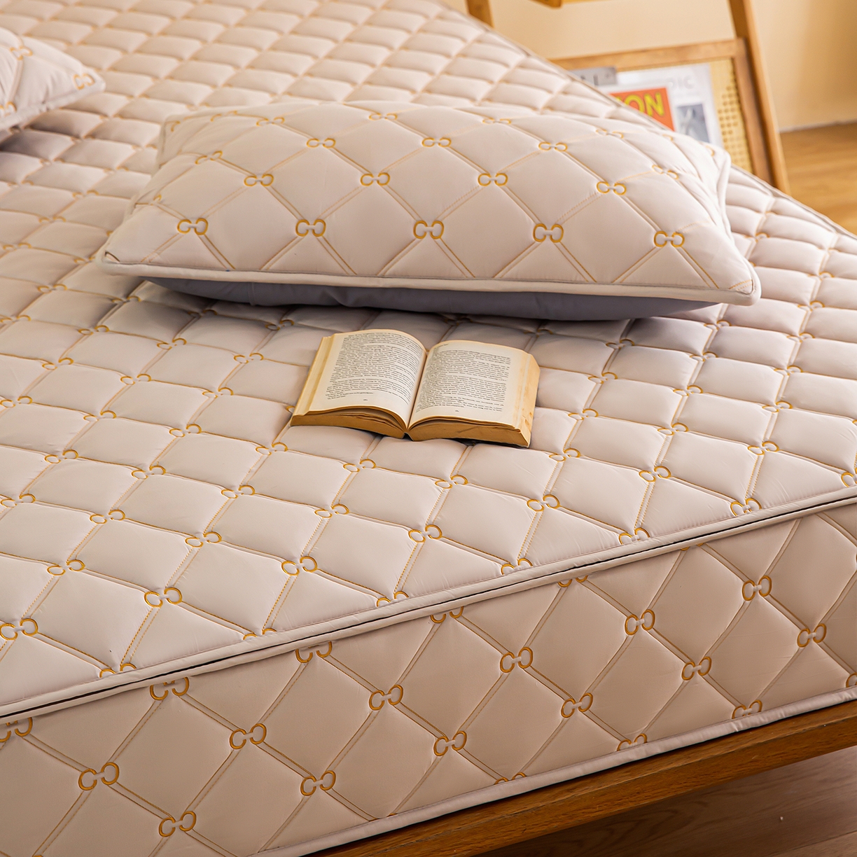 91家纺网 家纺一手货源 找家纺 云木里 2026新款绣花磨毛水洗棉六面全包床笠床垫保护套拉链床笠 床笠单件 刺绣款-浅咖-五面夹棉