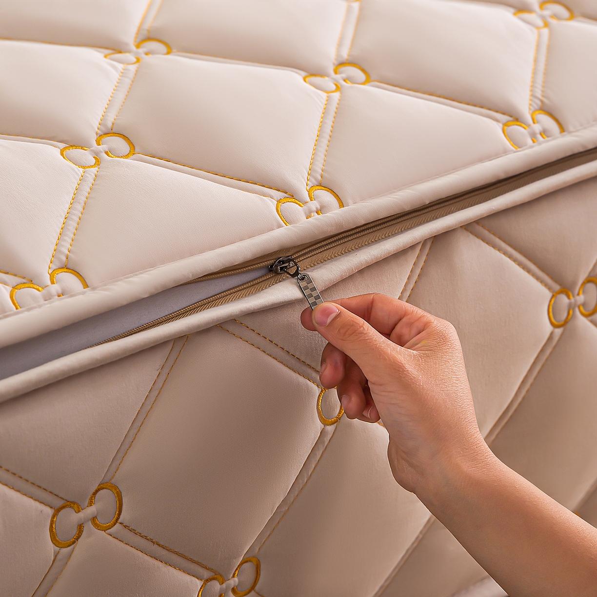 91家纺网 家纺一手货源 找家纺 云木里 2026新款绣花磨毛水洗棉六面全包床笠床垫保护套拉链床笠 床笠单件 刺绣款-浅咖-五面夹棉