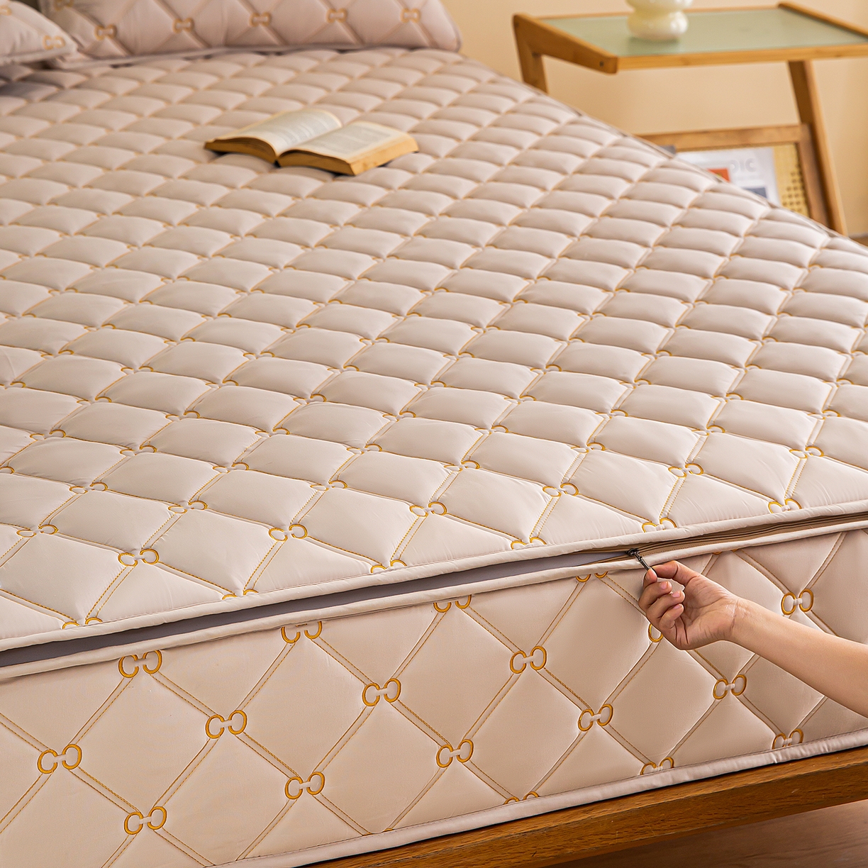 91家纺网 家纺一手货源 找家纺 云木里 2026新款绣花磨毛水洗棉六面全包床笠床垫保护套拉链床笠 床笠单件 刺绣款-浅咖-五面夹棉