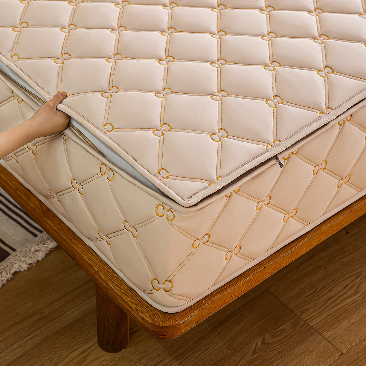 91家纺网 家纺一手货源 找家纺 云木里 2026新款绣花磨毛水洗棉六面全包床笠床垫保护套拉链床笠 床笠单件 刺绣款-浅咖-五面夹棉