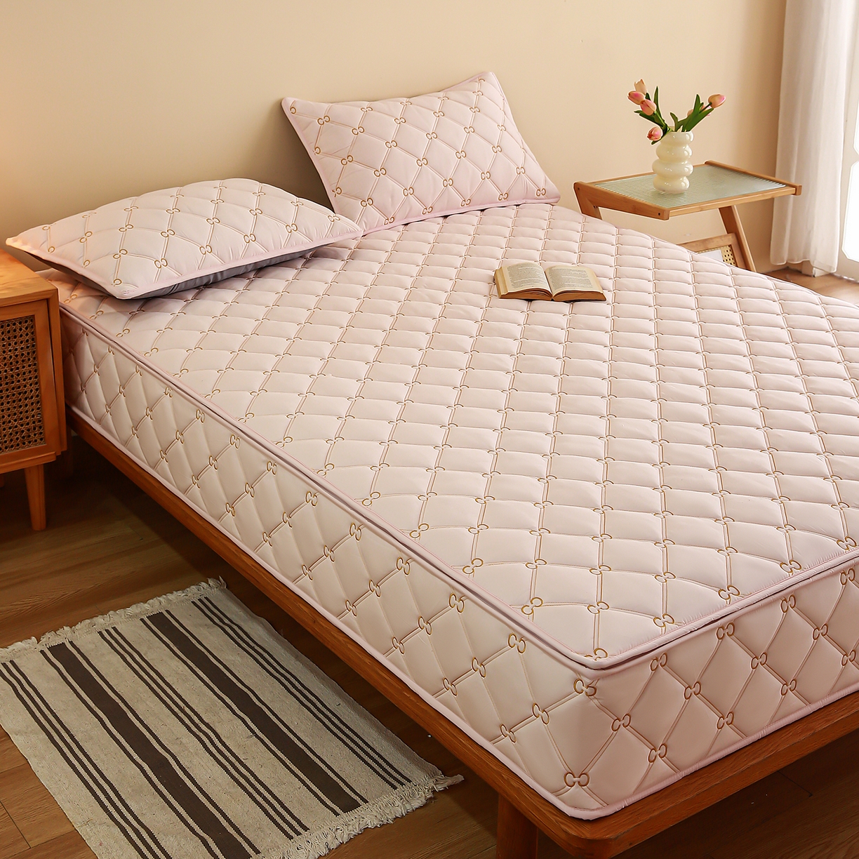 91家纺网 家纺一手货源 找家纺 云木里 2026新款绣花磨毛水洗棉六面全包床笠床垫保护套拉链床笠 床笠单件 刺绣款-浅桃色-五面夹棉