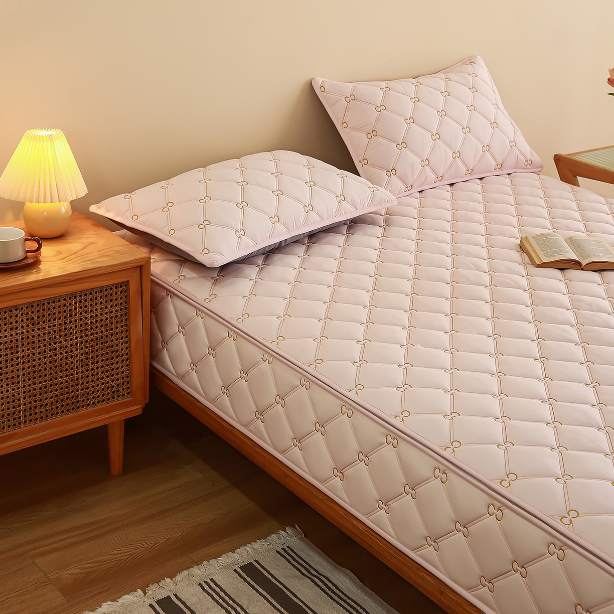 91家纺网 家纺一手货源 找家纺 云木里 2026新款绣花磨毛水洗棉六面全包床笠床垫保护套拉链床笠 床笠单件 刺绣款-浅桃色-五面夹棉