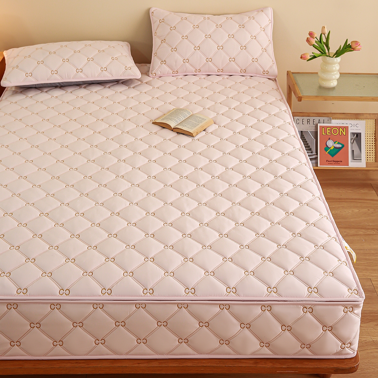 91家纺网 家纺一手货源 找家纺 云木里 2026新款绣花磨毛水洗棉六面全包床笠床垫保护套拉链床笠 床笠单件 刺绣款-浅桃色-五面夹棉