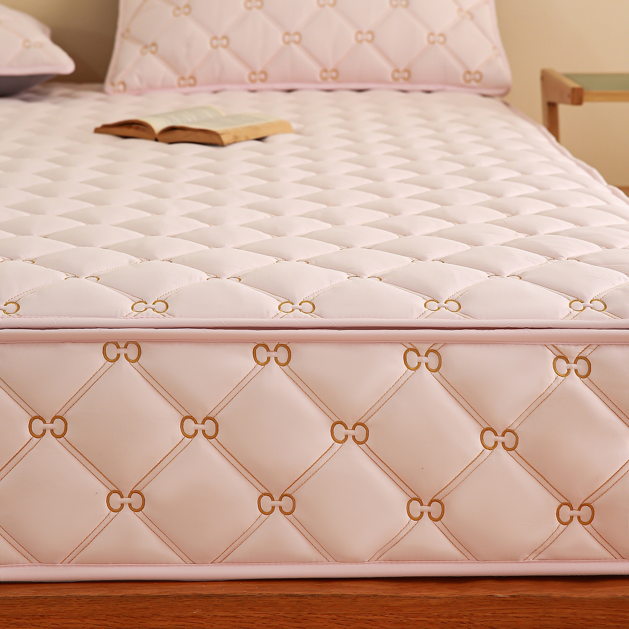 91家纺网 家纺一手货源 找家纺 云木里 2026新款绣花磨毛水洗棉六面全包床笠床垫保护套拉链床笠 床笠单件 刺绣款-浅桃色-五面夹棉