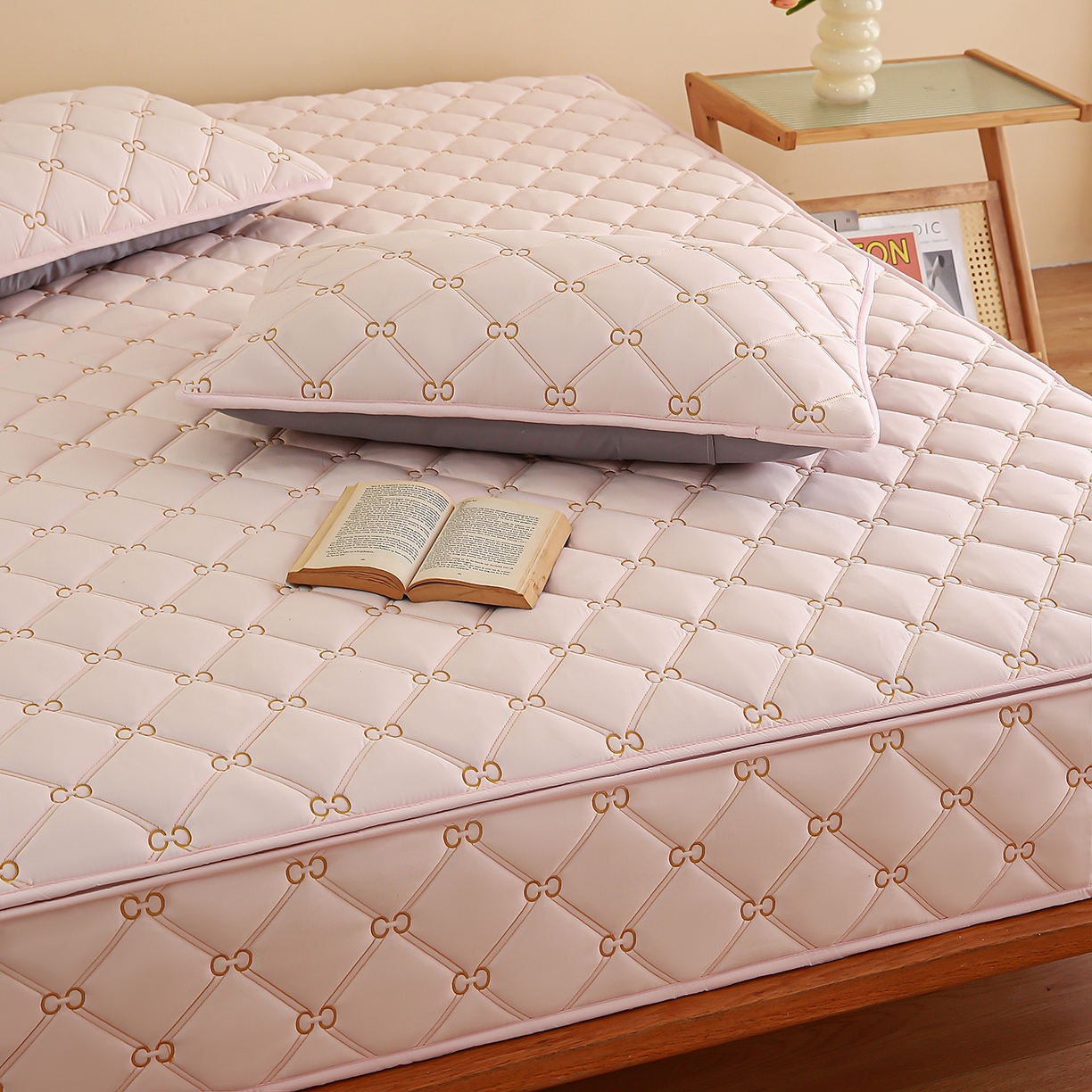 91家纺网 家纺一手货源 找家纺 云木里 2026新款绣花磨毛水洗棉六面全包床笠床垫保护套拉链床笠 床笠单件 刺绣款-浅桃色-五面夹棉