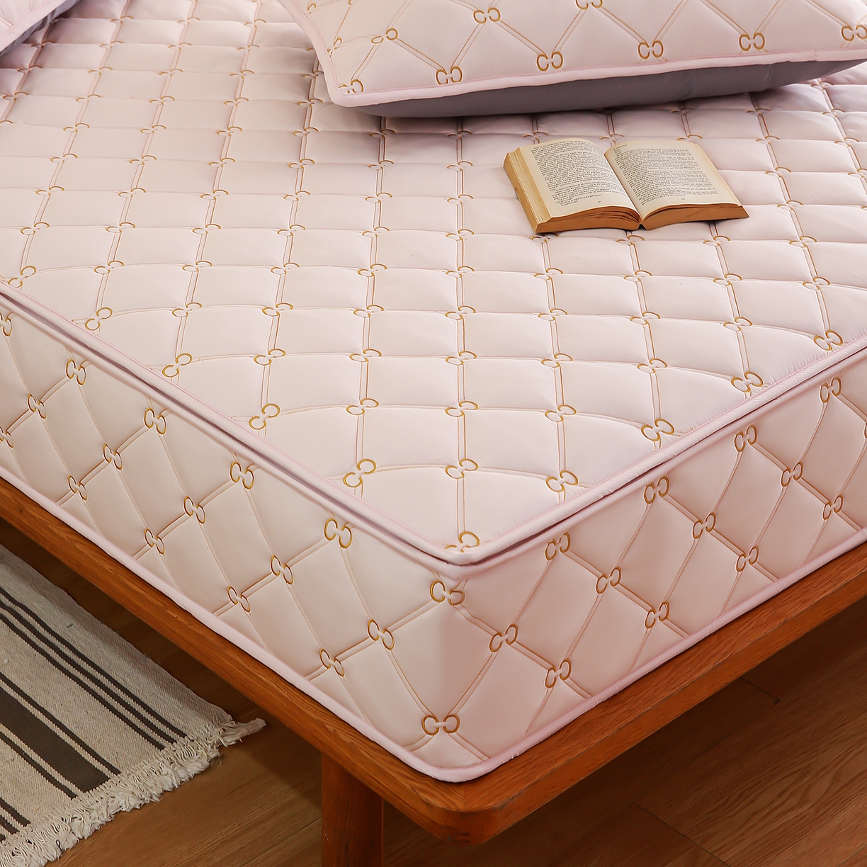 91家纺网 家纺一手货源 找家纺 云木里 2026新款绣花磨毛水洗棉六面全包床笠床垫保护套拉链床笠 床笠单件 刺绣款-浅桃色-五面夹棉