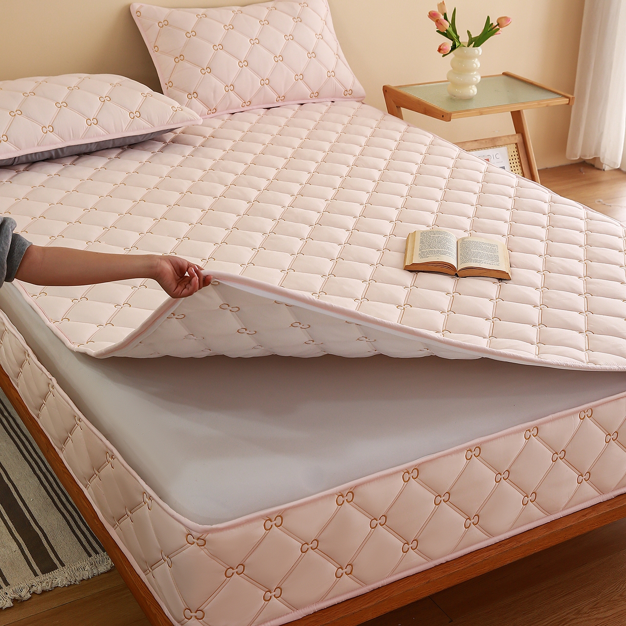 91家纺网 家纺一手货源 找家纺 云木里 2026新款绣花磨毛水洗棉六面全包床笠床垫保护套拉链床笠 床笠单件 刺绣款-浅桃色-五面夹棉