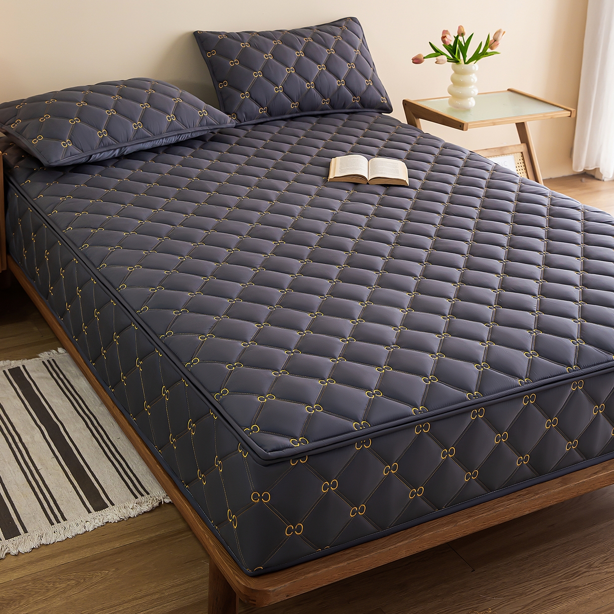 91家纺网 家纺一手货源 找家纺 云木里 2026新款绣花磨毛水洗棉六面全包床笠床垫保护套拉链床笠 床笠单件 刺绣款-深灰-五面夹棉