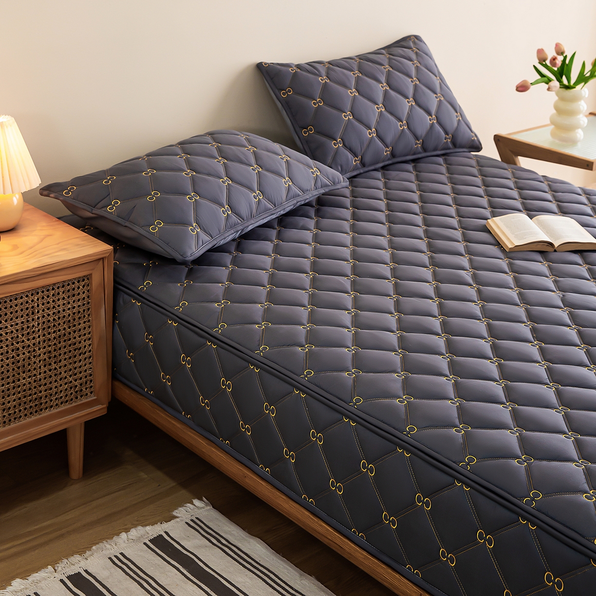 91家纺网 家纺一手货源 找家纺 云木里 2026新款绣花磨毛水洗棉六面全包床笠床垫保护套拉链床笠 床笠单件 刺绣款-深灰-五面夹棉