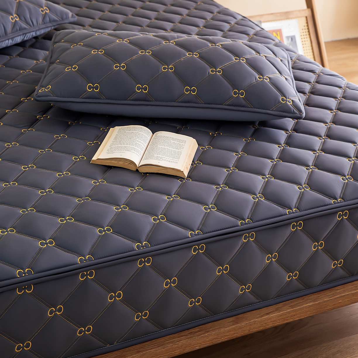 91家纺网 家纺一手货源 找家纺 云木里 2026新款绣花磨毛水洗棉六面全包床笠床垫保护套拉链床笠 床笠单件 刺绣款-深灰-五面夹棉