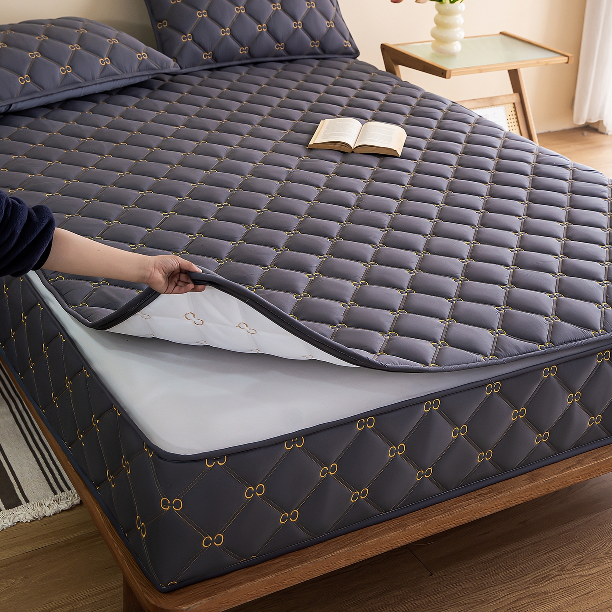 91家纺网 家纺一手货源 找家纺 云木里 2026新款绣花磨毛水洗棉六面全包床笠床垫保护套拉链床笠 床笠单件 刺绣款-深灰-五面夹棉