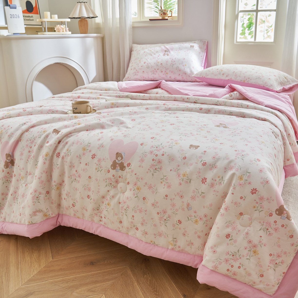 91家纺网 家纺一手货源 找家纺 绒城 2026新款 12868全棉印花棉花夏被四件套 全棉夏被四件套新疆棉花被 - 经典系列 粉色熊仔