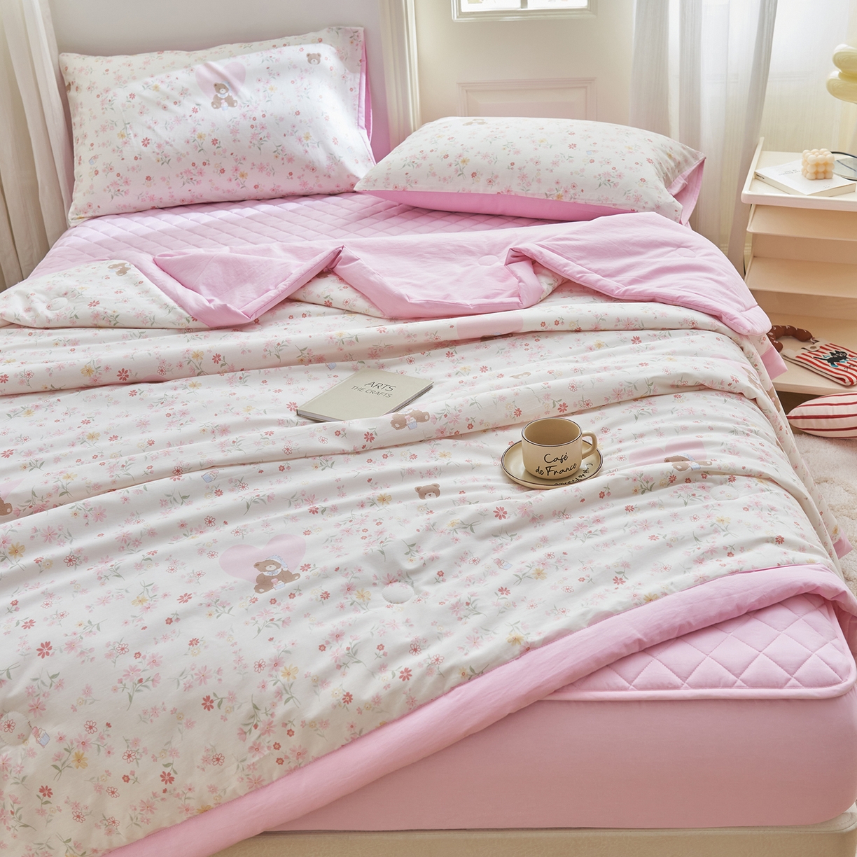 91家纺网 家纺一手货源 找家纺 绒城 2026新款 12868全棉印花棉花夏被四件套 全棉夏被四件套新疆棉花被 - 经典系列 粉色熊仔