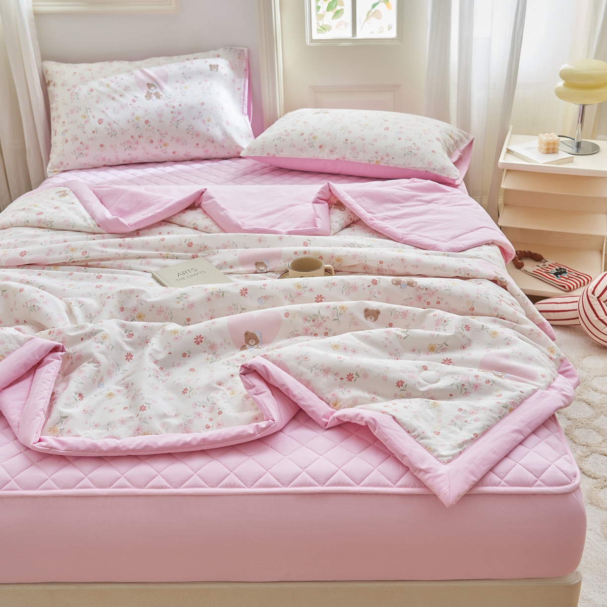 91家纺网 家纺一手货源 找家纺 绒城 2026新款 12868全棉印花棉花夏被四件套 全棉夏被四件套新疆棉花被 - 经典系列 粉色熊仔