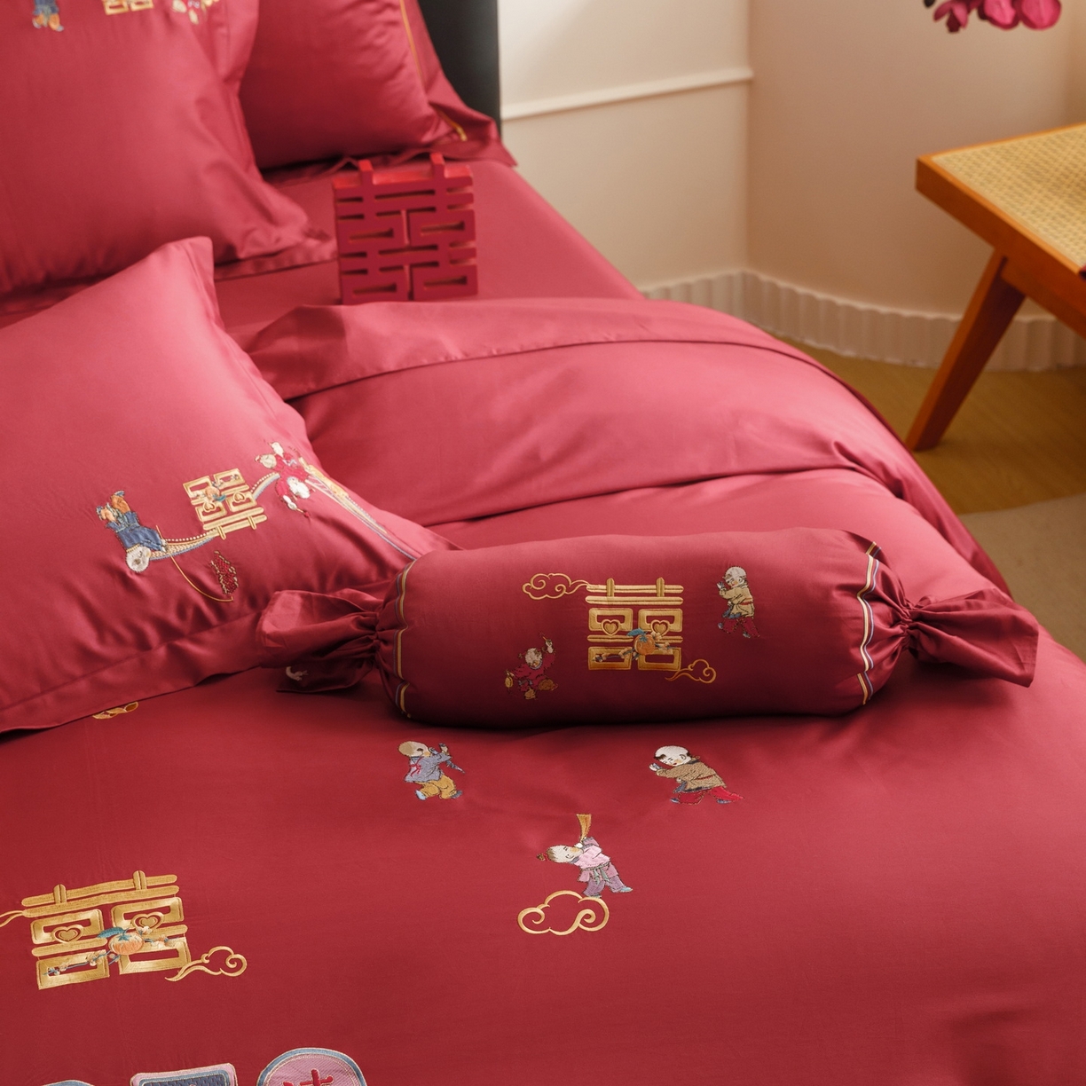 91家纺网 家纺一手货源 找家纺 慕晨 2026新款50支澳棉全棉纯棉贡缎婚庆绣花贴布绣四件套热款 百子呈祥