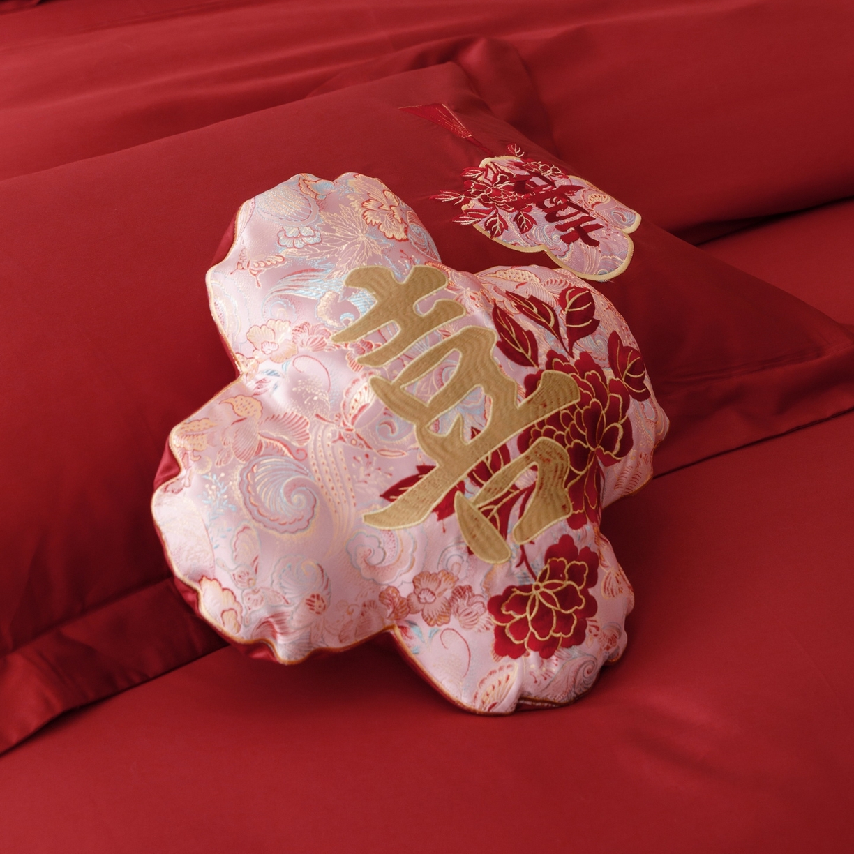 91家纺网 家纺一手货源 找家纺 慕晨 2026新款50支澳棉全棉纯棉贡缎婚庆绣花贴布绣四件套热款 花喜行