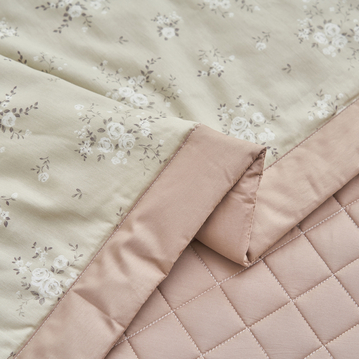 91家纺网 家纺一手货源 找家纺 绒城 2026新款 12868全棉印花棉花夏被四件套 全棉夏被四件套新疆棉花被 - 经典系列 米杏繁花