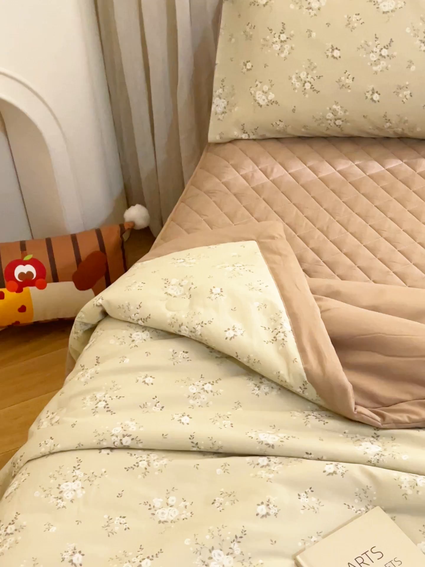 91家纺网 家纺一手货源 找家纺 绒城 2026新款 12868全棉印花棉花夏被四件套 全棉夏被四件套新疆棉花被 - 经典系列 米杏繁花
