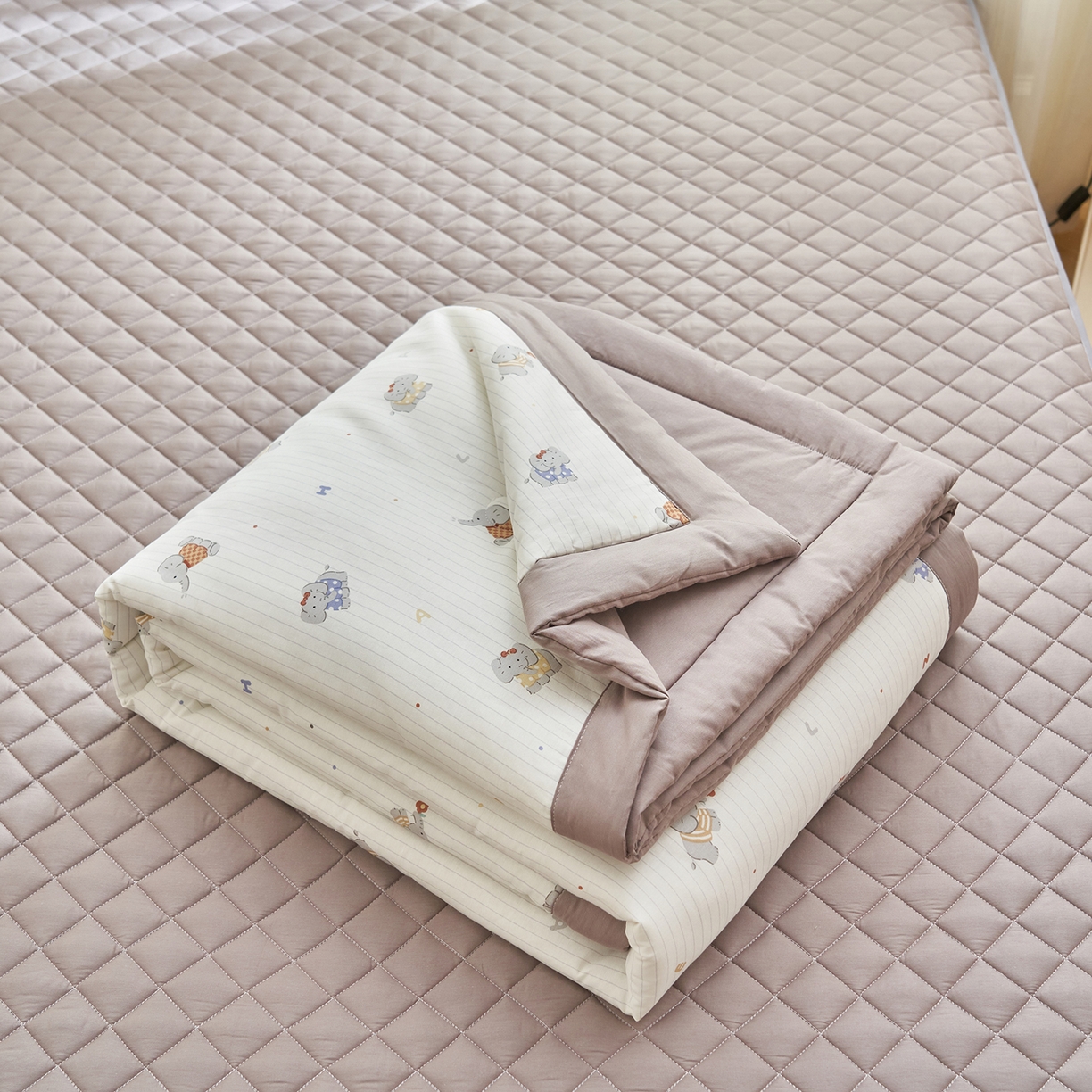 91家纺网 家纺一手货源 找家纺 绒城 2026新款 12868全棉印花棉花夏被四件套 全棉夏被四件套新疆棉花被 - 经典系列 小象乐园