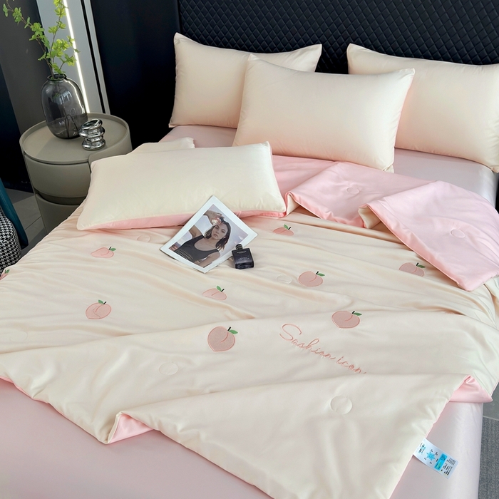 91家纺网 家纺一手货源 找家纺 益多眠 2026新款水洗真丝刺绣夏被夏凉被空调被四件套 桃子-奶白粉