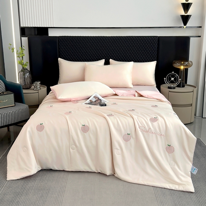 91家纺网 家纺一手货源 找家纺 益多眠 2026新款水洗真丝刺绣夏被夏凉被空调被四件套 桃子-奶白粉