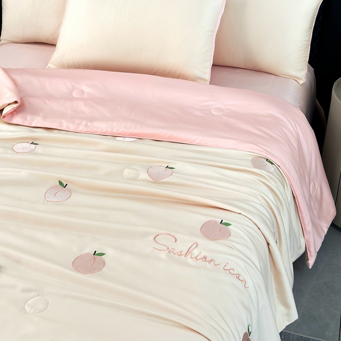 91家纺网 家纺一手货源 找家纺 益多眠 2026新款水洗真丝刺绣夏被夏凉被空调被四件套 桃子-奶白粉