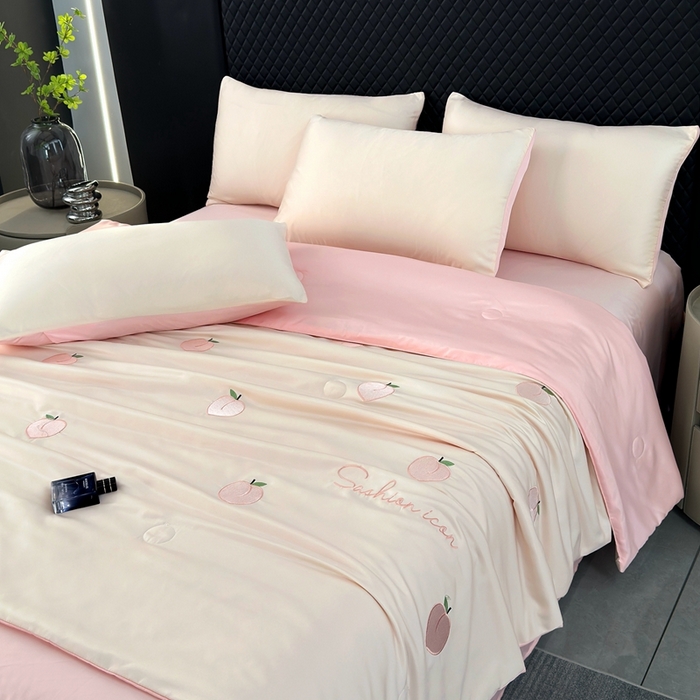 91家纺网 家纺一手货源 找家纺 益多眠 2026新款水洗真丝刺绣夏被夏凉被空调被四件套 桃子-奶白粉