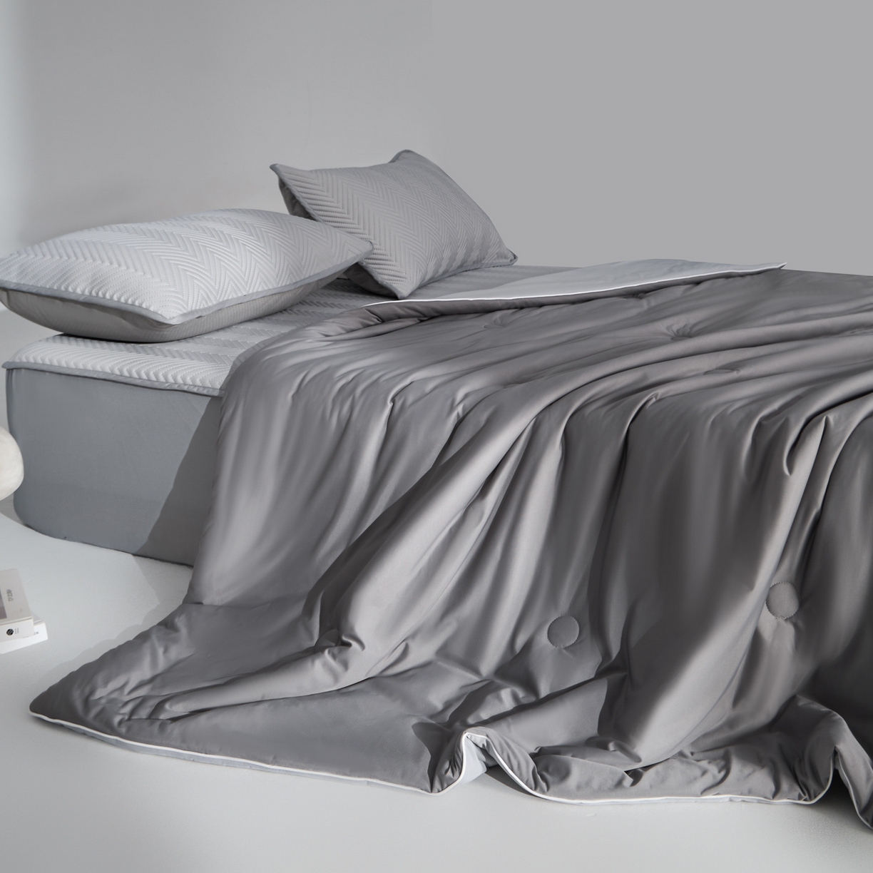 91家纺网 家纺一手货源 找家纺 绒城 2026新款冰爽系列-凉感丝夏被四件套 黛灰