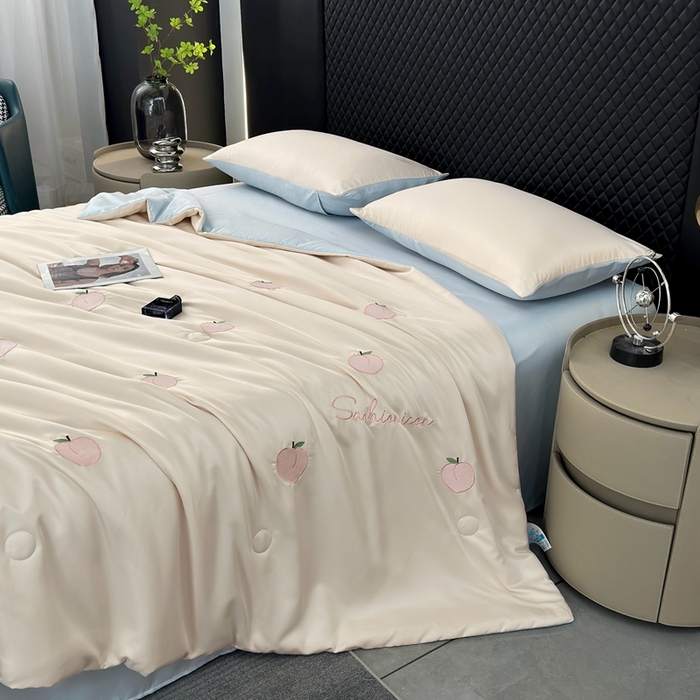91家纺网 家纺一手货源 找家纺 益多眠 2026新款水洗真丝刺绣夏被夏凉被空调被四件套 桃子-奶白兰