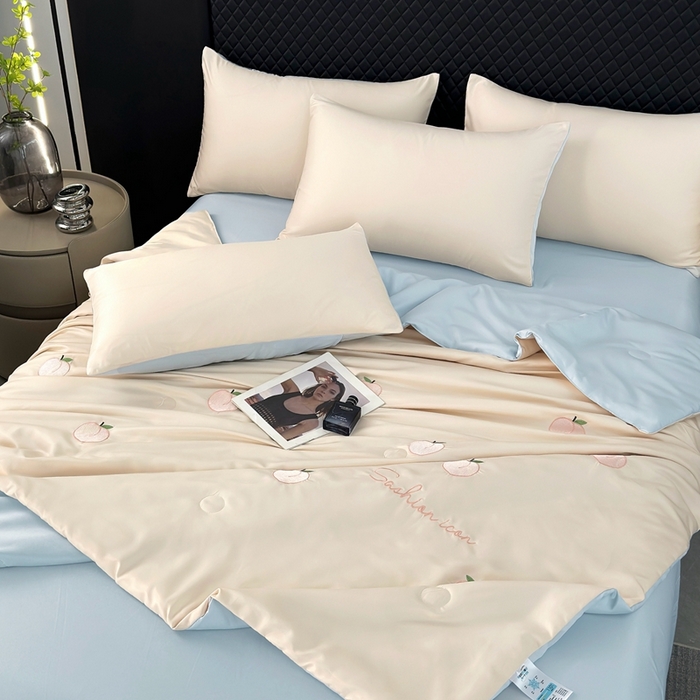 91家纺网 家纺一手货源 找家纺 益多眠 2026新款水洗真丝刺绣夏被夏凉被空调被四件套 桃子-奶白兰