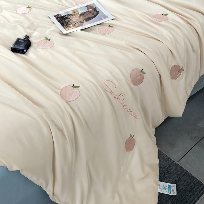 91家纺网 家纺一手货源 找家纺 益多眠 2026新款水洗真丝刺绣夏被夏凉被空调被四件套 桃子-奶白兰