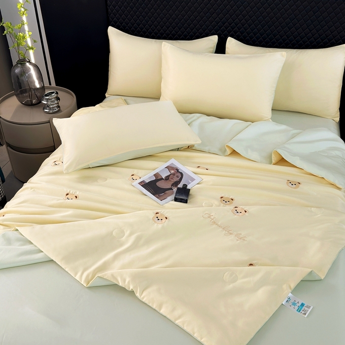 91家纺网 家纺一手货源 找家纺 益多眠 2026新款水洗真丝刺绣夏被夏凉被空调被四件套 小熊-奶黄绿