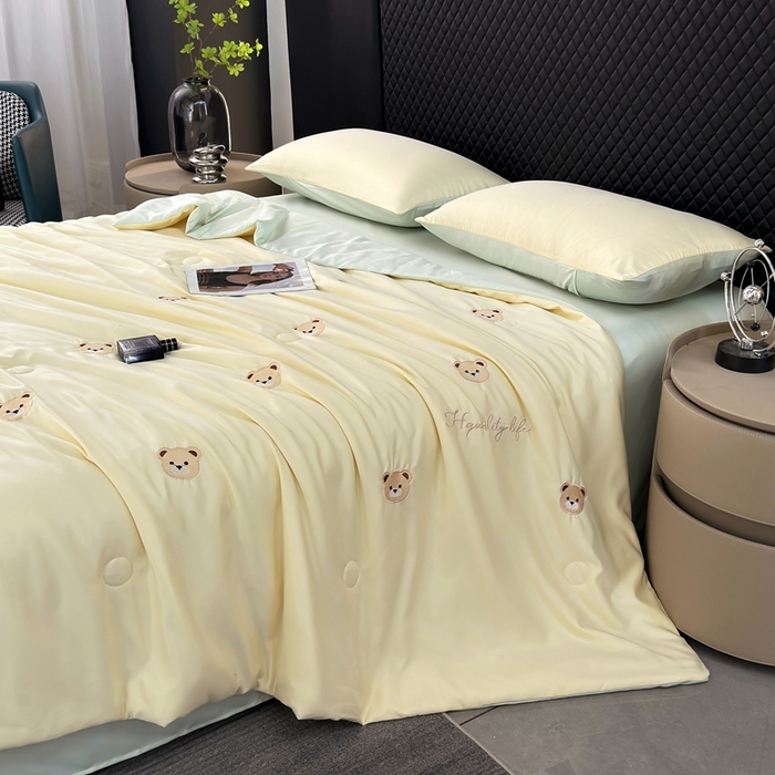 91家纺网 家纺一手货源 找家纺 益多眠 2026新款水洗真丝刺绣夏被夏凉被空调被四件套 小熊-奶黄绿