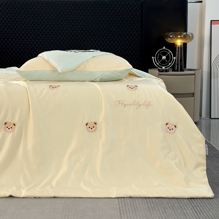 91家纺网 家纺一手货源 找家纺 益多眠 2026新款水洗真丝刺绣夏被夏凉被空调被四件套 小熊-奶黄绿